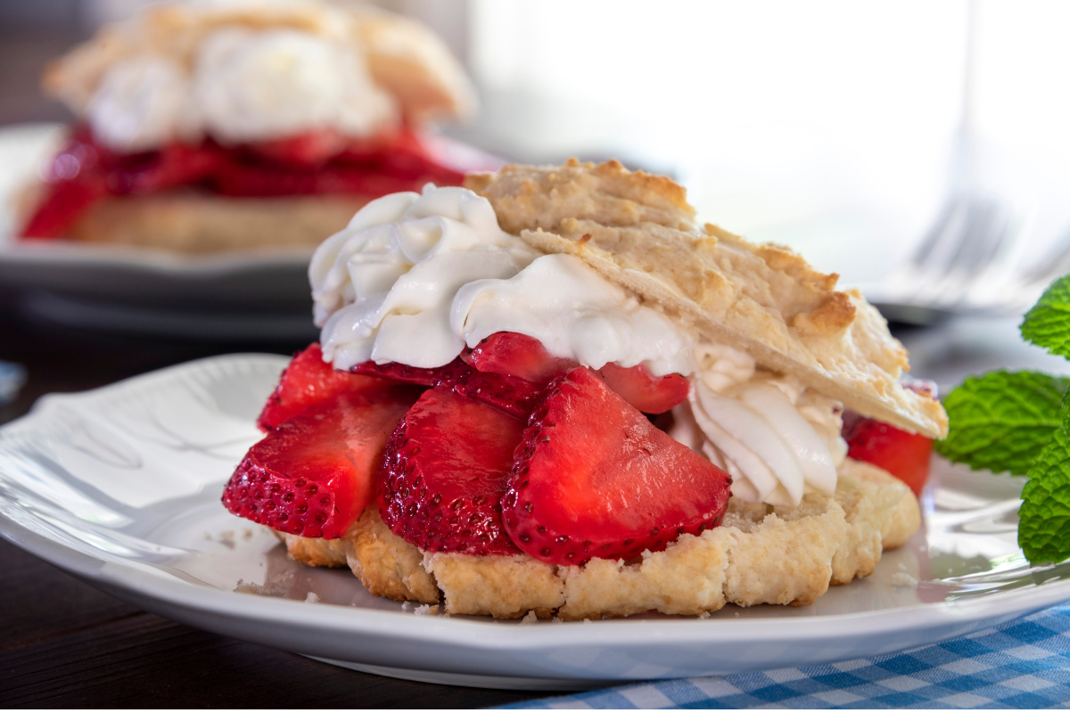 plant-based-dessert-strawberry-shortcake